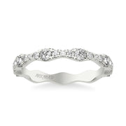 Classic Wedding Band with Graduated Diamond sizes and scalloping design