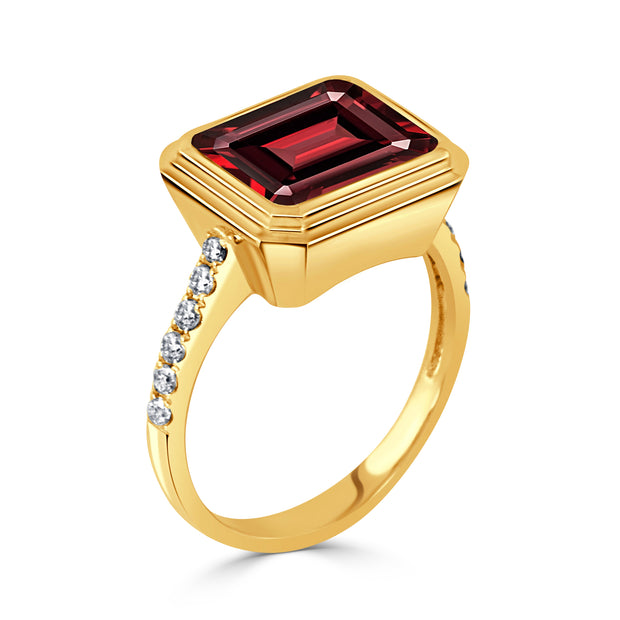 18K YELLOW GOLD DIAMOND RING WITH GARNET CENTER