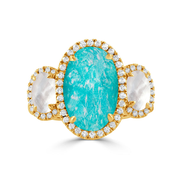 18K YELLOW GOLD RING WITH CLEAR QUARTZ OVER WHITE MOTHER PEARL SIDES AND CLEAR QUARTZ OVER AMAZONITE CENTER